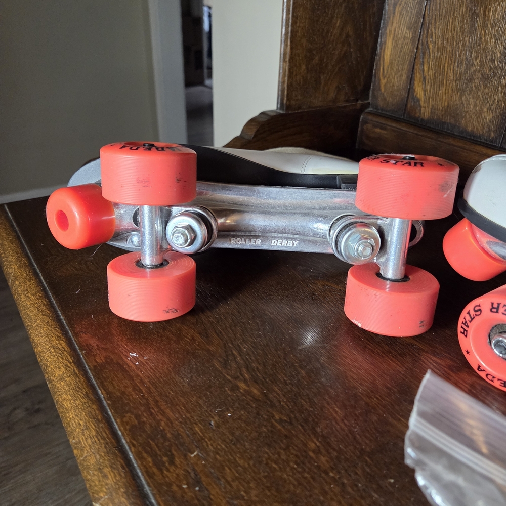 Classic White Roller Skates with Red Wheels - Picture 11 of 16